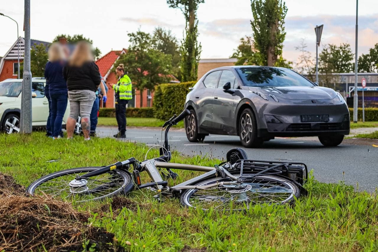 Fietser met spoed naar ziekenhuis na aanrijding op Tolberterstraat in Leek