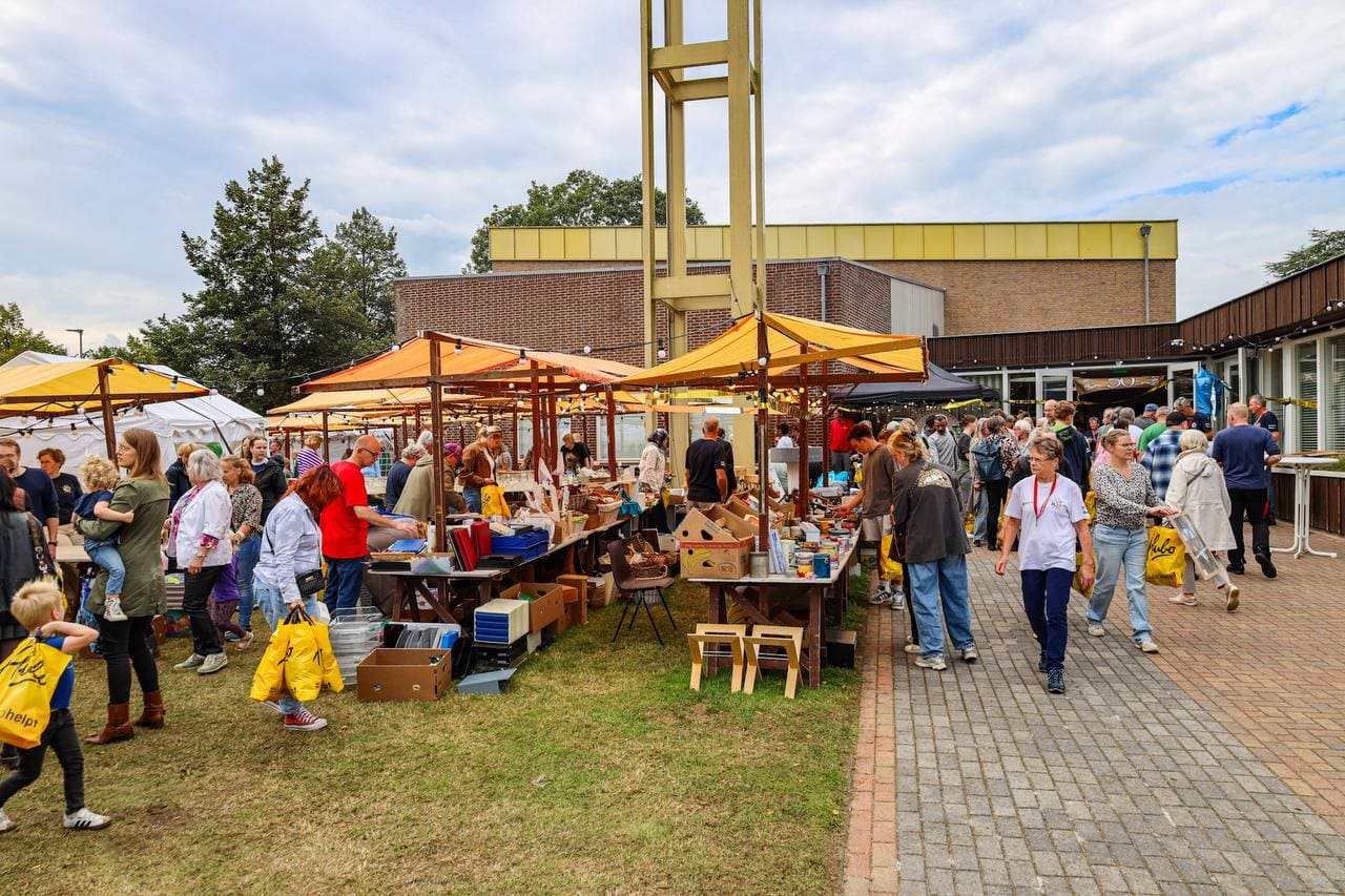 Gezellige drukte tijdens 50e rommelmarkt De Hoeksteen in Leek