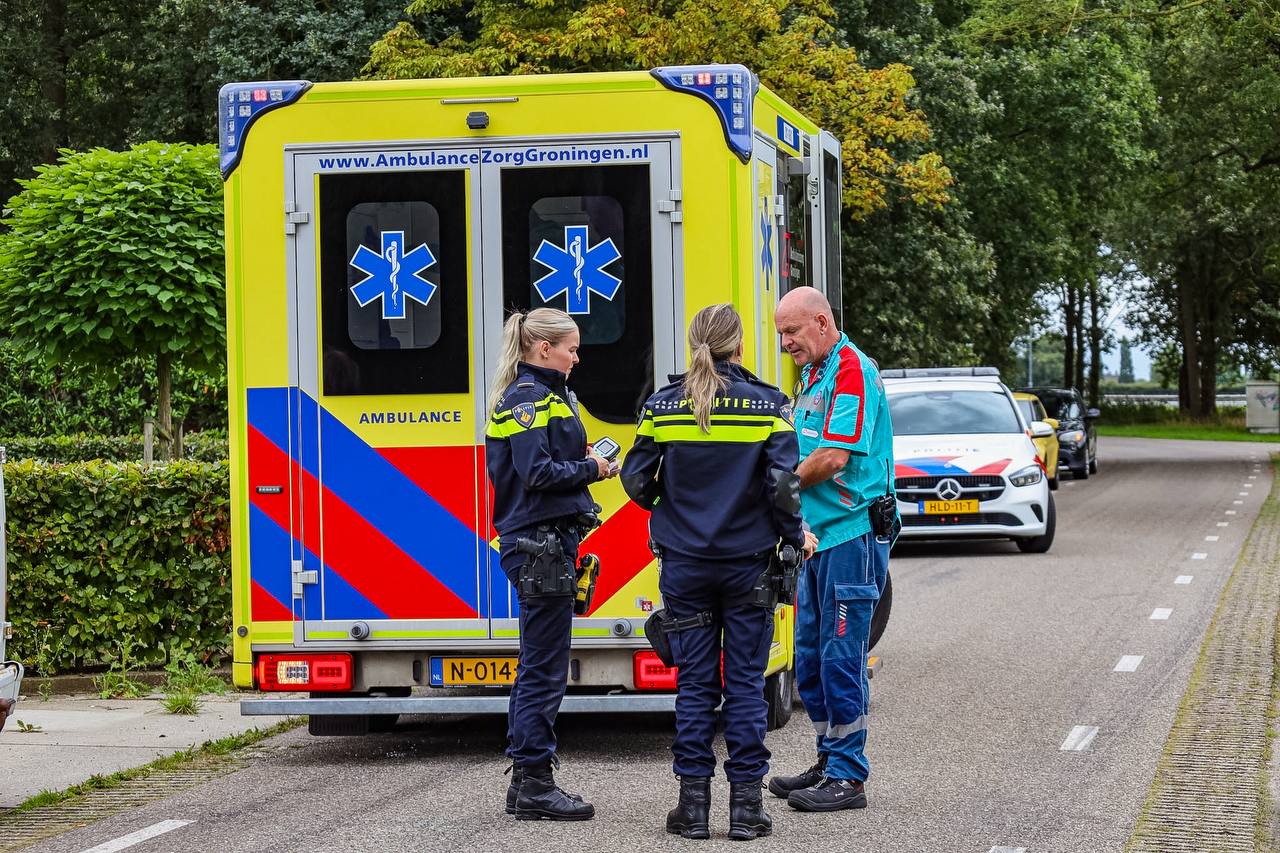 Fietser gewond na botsing met werkbusje op Schillige­pad in Tolbert