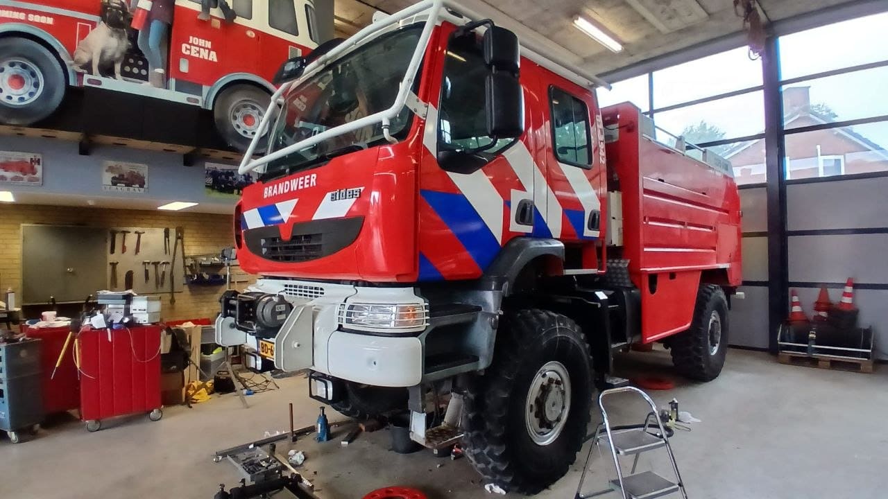 Bosbrandweer Noord-Nederland in Niebert presenteert nieuw bosbrandweervoertuig