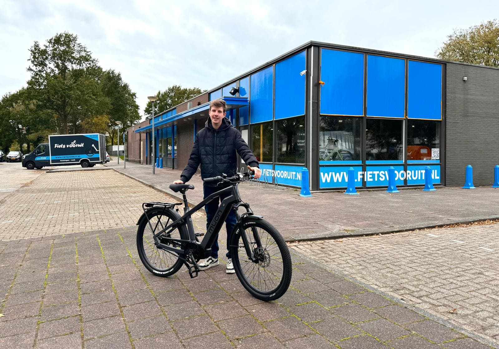 Feestelijke opening Fiets Vooruit in voormalig Jumbo pand aan de Waezenburglaan in Leek
