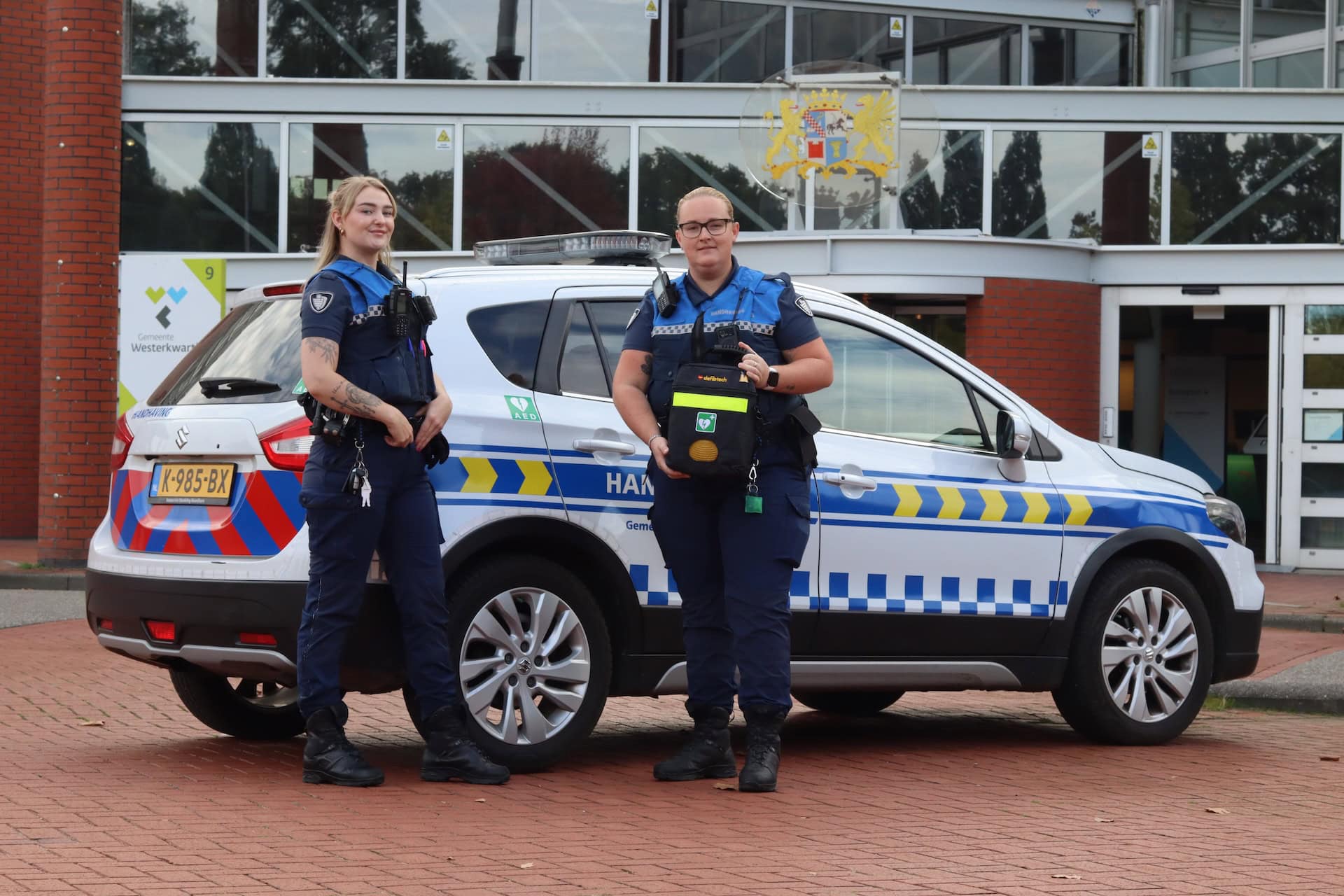 Drie handhavingsvoertuigen Westerkwartier uitgerust met AED; ‘Voortaan direct hulp verlenen bij een 