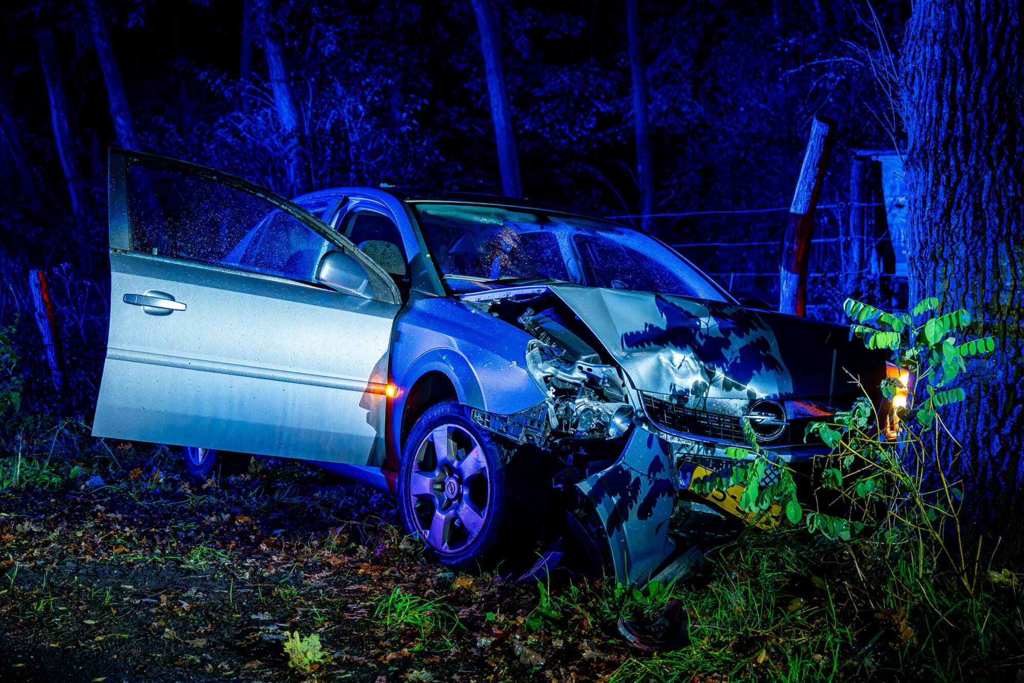 44-jarige man uit Westerkwartier rijdt onder invloed tegen boom in Nijeberkoop