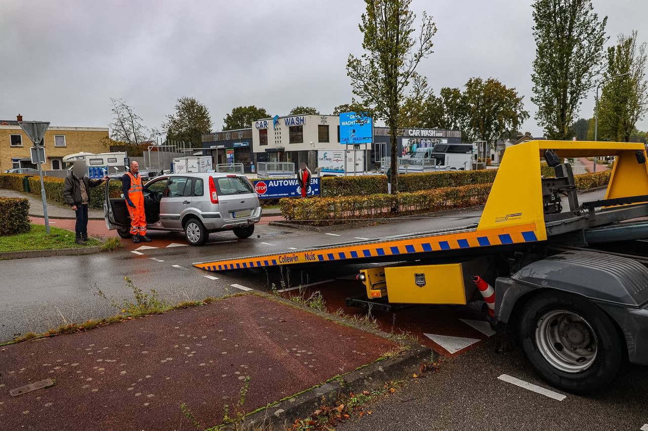 Stuuras breekt af: auto blijft steken op rotonde bij Leek en zorgt voor flinke verkeershinder