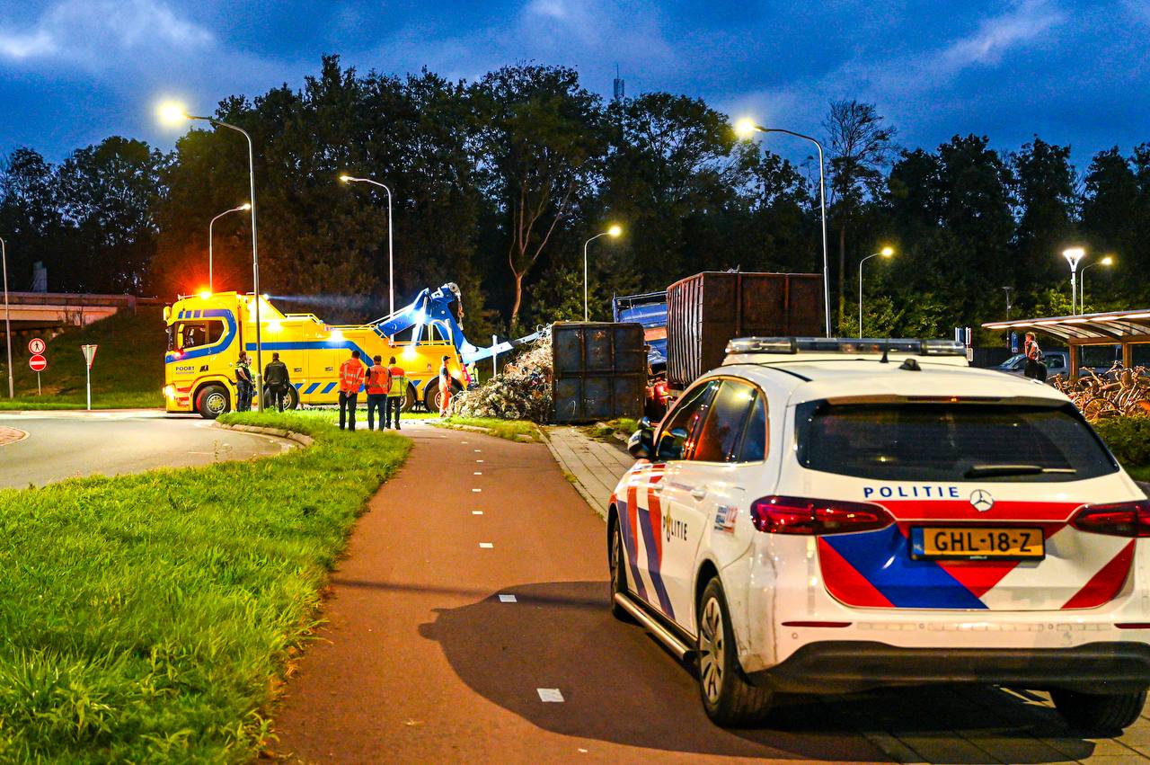Ravage na ongeval met vrachtwagen vol oud ijzer bij Midwolde