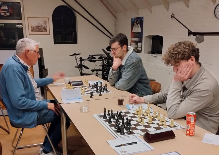 Koploper Jonathan en achtervolger Pieter boeken winst bij Schaakclub Leek