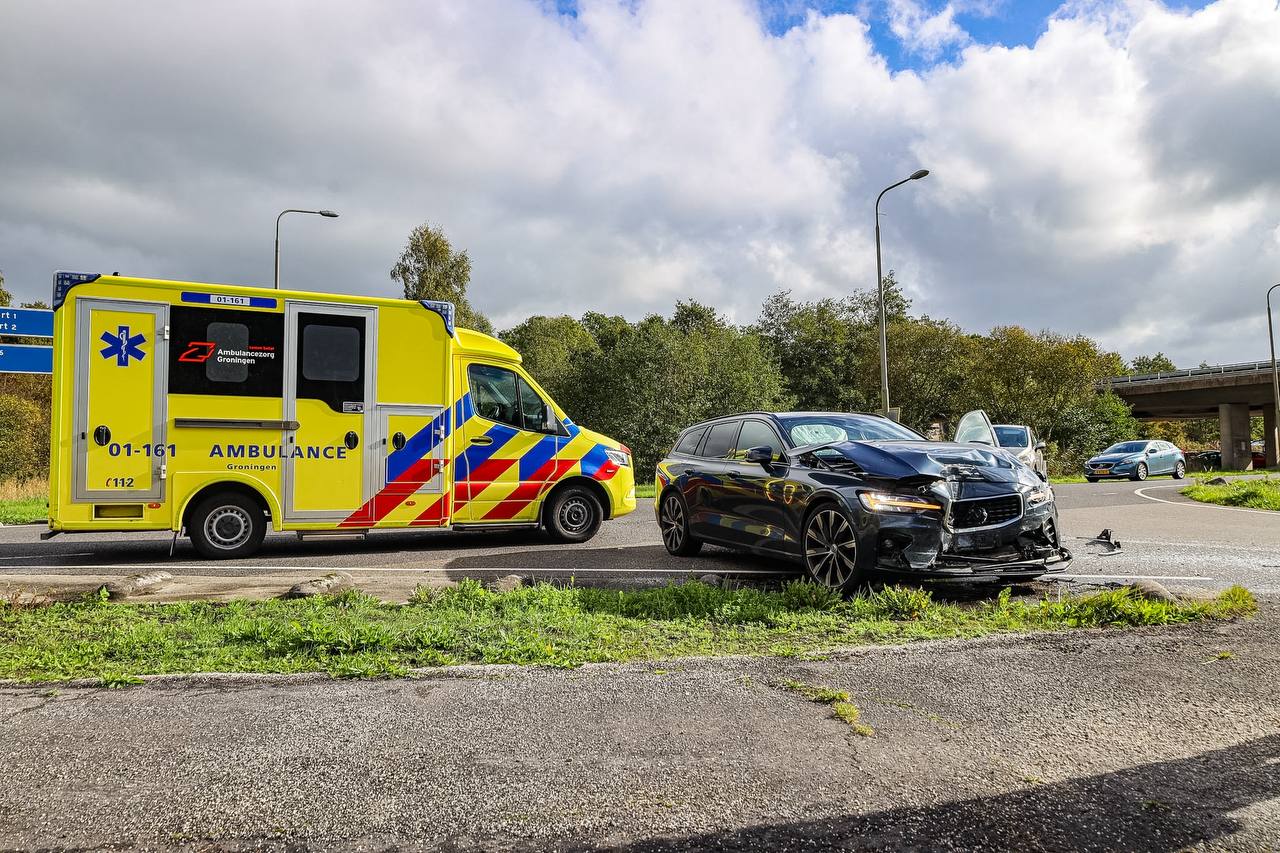 Veel schade bij botsing tussen automobilist en lijnbus bij oprit A7 in Niebert